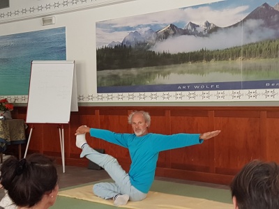 Ukážka prípravného cviku - Vzdelávanie jog. učiteľov - Lago di Tenno